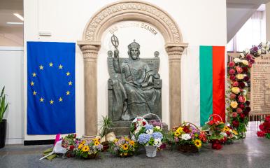 ЕНЕРГО-ПРО подкрепи създаването на барелеф на цар Симеон I в едноименното училище във Варна